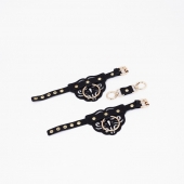 Черные кожаные наручники с клепками, кольцами и золотистой фурнитурой - Crazy Handmade - купить с доставкой в Екатеринбурге