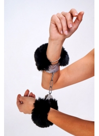 Дерзкие наручники с пушистым черным мехом - Le Frivole - купить с доставкой в Екатеринбурге