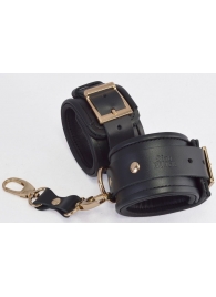 Черные кожаные наручники с золотистыми пряжками и карабином - Sitabella - купить с доставкой в Екатеринбурге