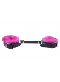 Черные базовые наручники из кожи с розовой опушкой - Лунный свет - купить с доставкой в Екатеринбурге