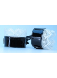 Изысканные чёрные наручники с белым кружевом - БДСМ Арсенал - купить с доставкой в Екатеринбурге