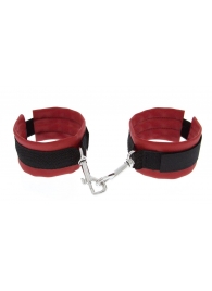 Красно-чёрные полиуретановые наручники Luxurious Handcuffs - Blush Novelties - купить с доставкой в Екатеринбурге