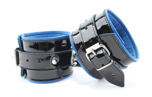 Чёрные лаковые наручники с синим подкладом - БДСМ Арсенал - купить с доставкой в Екатеринбурге