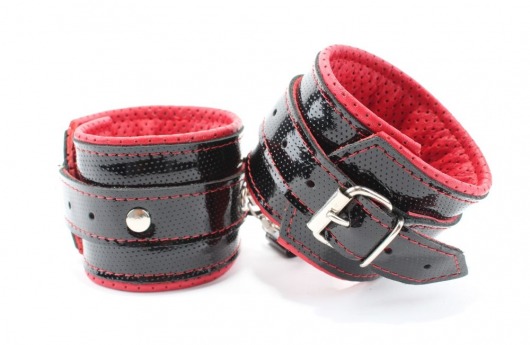 Лаковые чёрно-красные перфорированные наручники - БДСМ Арсенал - купить с доставкой в Екатеринбурге
