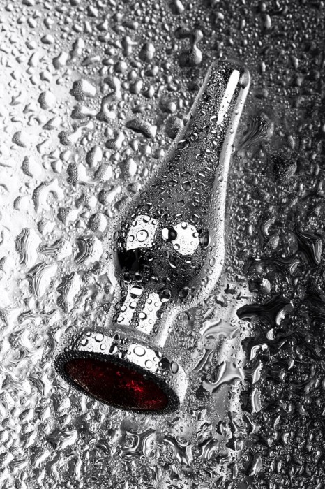 Серебристая удлиненная коническая анальная пробка с красным кристаллом - 10 см. - ToyFa - купить с доставкой в Екатеринбурге