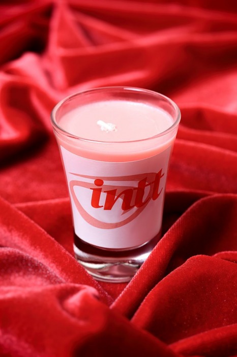 Массажная свеча для поцелуев Strawberry с ароматом клубники - 30 гр. - INTT - купить с доставкой в Екатеринбурге