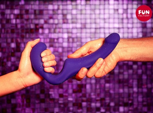 Безремневой фиолетовый страпон Share - Fun Factory - купить с доставкой в Екатеринбурге