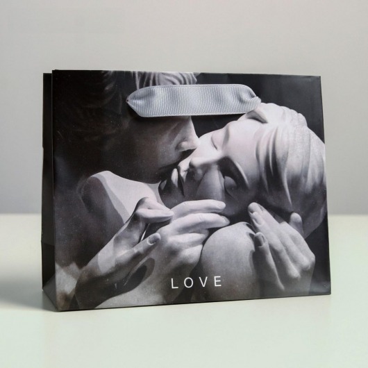 Маленький бумажный подарочный пакет LOVE - 15 х 12 см. - Сима-Ленд - купить с доставкой в Екатеринбурге