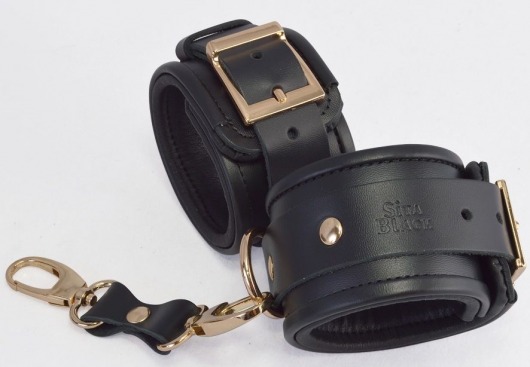 Черные кожаные наручники с золотистыми пряжками и карабином - Sitabella - купить с доставкой в Екатеринбурге