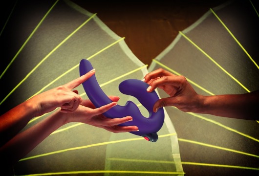 Фиолетовый страпон с вибрацией Sharevibe - 22 см. - Fun Factory - купить с доставкой в Екатеринбурге