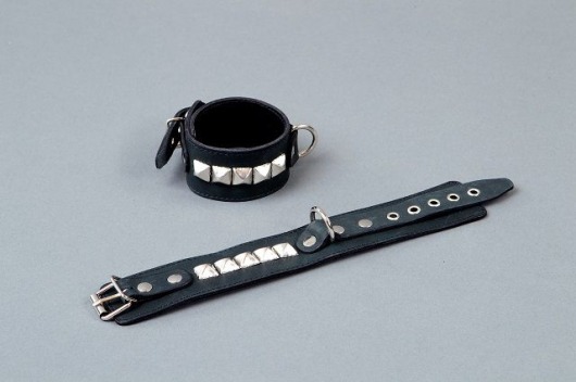Чёрные кожаные наручники с металлическими квадропуклями - Подиум - купить с доставкой в Екатеринбурге