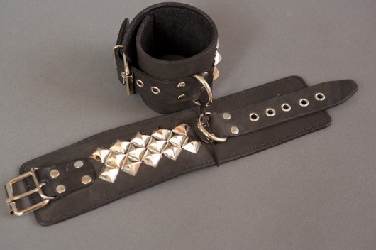 Широкие наручники с квадропуклями - Подиум - купить с доставкой в Екатеринбурге