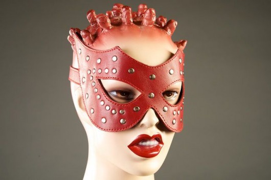 Красная кожаная маска с заклёпками - Подиум - купить с доставкой в Екатеринбурге