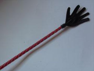 Длинный плетённый стек с наконечником-ладошкой и красной рукоятью - 85 см. - Подиум - купить с доставкой в Екатеринбурге