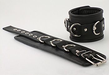 Чёрные наручники с застежкой-ремешком и 3 сварными D-кольцами - Beastly - купить с доставкой в Екатеринбурге