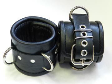 Чёрные наручники с застежкой-ремешком и 3 сварными D-кольцами - Beastly - купить с доставкой в Екатеринбурге
