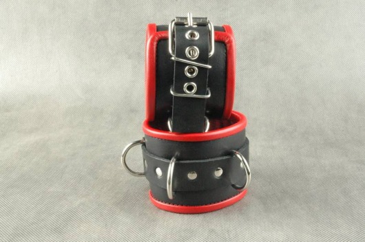 Чёрные обернутые наручники с 3 сварными D-кольцами и красным подкладом - Beastly - купить с доставкой в Екатеринбурге