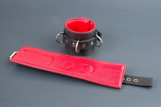 Поддвернутые чёрные наручники с застежкой-ремешком и красной изнанкой - Beastly - купить с доставкой в Екатеринбурге
