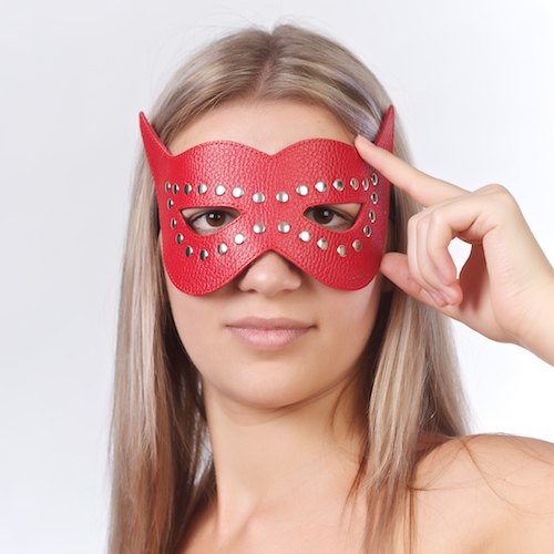 Красная маска на глаза с разрезами и заклепками - Sitabella - купить с доставкой в Екатеринбурге