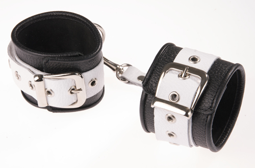 Чёрно-белые кожаные наручники с ремешком с двумя карабинами - Sitabella - купить с доставкой в Екатеринбурге