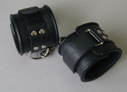 Чёрные кожаные наручники с ремешком с двумя карабинами - Sitabella - купить с доставкой в Екатеринбурге