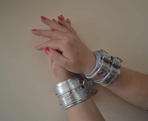 Серебристые наручники с коротким ремешком и никелированной фурнитурой - Sitabella - купить с доставкой в Екатеринбурге