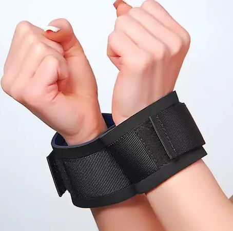 Чёрные наручники из неопрена - Sitabella - купить с доставкой в Екатеринбурге
