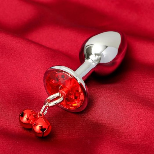 Серебристая анальная пробка с колокольчиками и красным кристаллом - 7 см. - Сима-Ленд