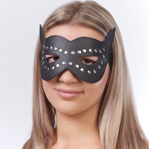 Чёрная кожаная маска с клёпками и прорезями для глаз - Sitabella - купить с доставкой в Екатеринбурге