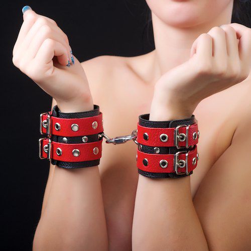 Красно-чёрные наручники из кожи - Sitabella - купить с доставкой в Екатеринбурге