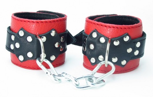 Красные наручники с чёрными проклёпанными ремешками с пряжкой - БДСМ Арсенал - купить с доставкой в Екатеринбурге