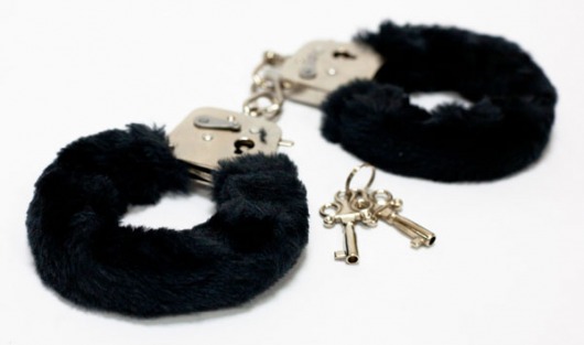 Меховые черные наручники с ключами - Toy Joy - купить с доставкой в Екатеринбурге