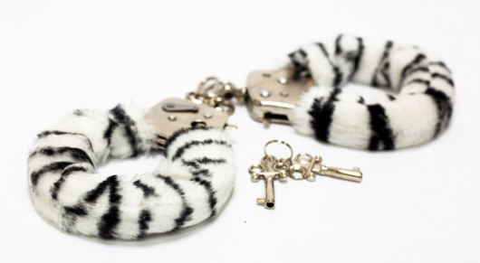 Меховые наручники с окраской под зебру - Toy Joy - купить с доставкой в Екатеринбурге