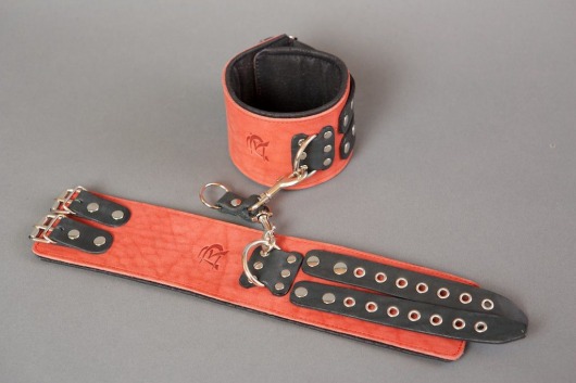 Широкие красные наручники из кожи на чёрных ремешках - Подиум - купить с доставкой в Екатеринбурге