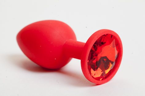 Красная силиконовая анальная пробка с красным стразом - 7,1 см. - 4sexdreaM - купить с доставкой в Екатеринбурге
