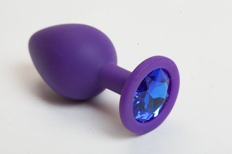 Фиолетовая силиконовая анальная пробка с голубым стразом - 8,2 см. - 4sexdreaM - купить с доставкой в Екатеринбурге