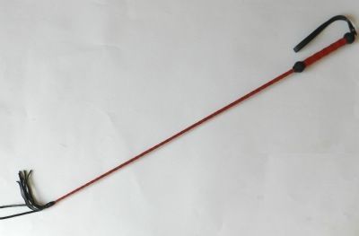 Плетеный длинный красный лаковый стек с наконечником-кисточкой - 85 см. - Подиум - купить с доставкой в Екатеринбурге