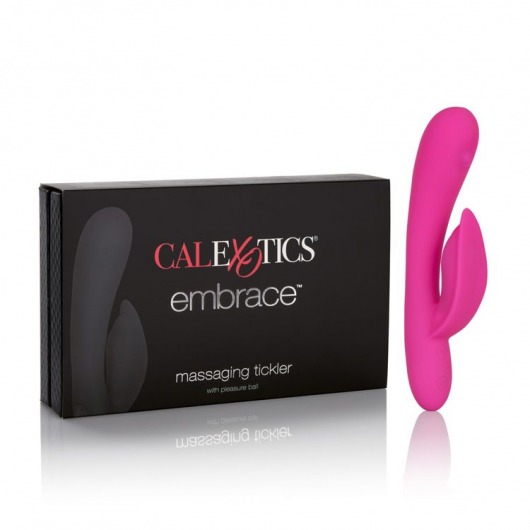 Розовый перезаряжаемый вибромассажер Embrace Massaging Tickle с движущимся шариком - California Exotic Novelties