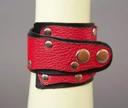 Красно-чёрный кожаный браслет «Треугольник» - Подиум - купить с доставкой в Екатеринбурге