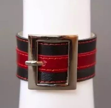 Чёрно-красный браслет с квадратной пряжкой - Подиум - купить с доставкой в Екатеринбурге