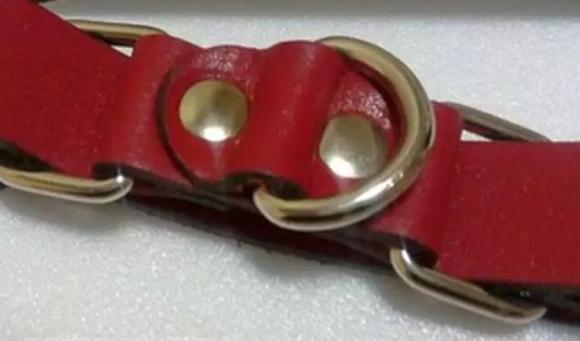 Красные ременные наручники с полукольцом - Подиум - купить с доставкой в Екатеринбурге