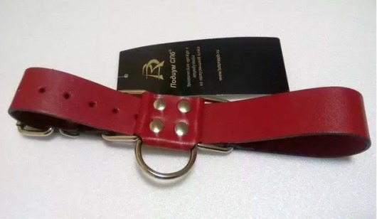 Широкие красные ременные наручники с полукольцом - Подиум - купить с доставкой в Екатеринбурге