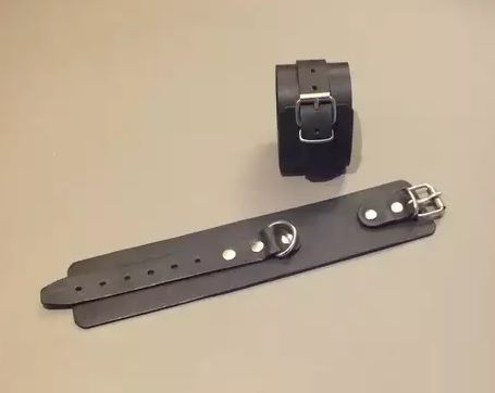 Широкие кожаные наручники универсального размера - Подиум - купить с доставкой в Екатеринбурге